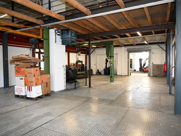 Ein- bis Zweifamilienhaus mit beheizten, autobahnnahen Hallen m. Büros sowie Parkraum! – Foto 1