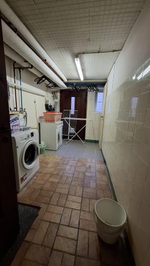 Maison bifamiliale avec jardin mature + 2 garages dans un bon emplacement, sans commission pour l’acheteur – Waschküche