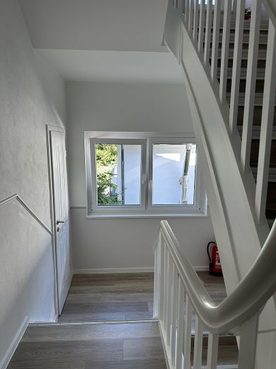 ZENTRUMSNAH! 1. OG Wohnung ETW in saniertem MFH – Treppenhaus