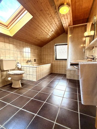 Provisionsfrei: Doppelhaushälfte mit 137 m², Garten und Garage in Erkelenz – Badezimmer OG