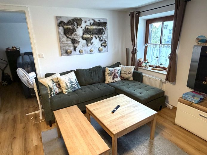 Rarità storica sulla piazza del mercato: appartamento di 3 locali completamente ristrutturato con accogliente balcone – Wohnbereich I