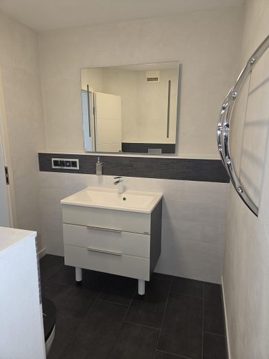 Hochwertiger 2-ZKB-Wohntraum, 2 Balkone, Feldrandlage, Provisionsfrei – Bad