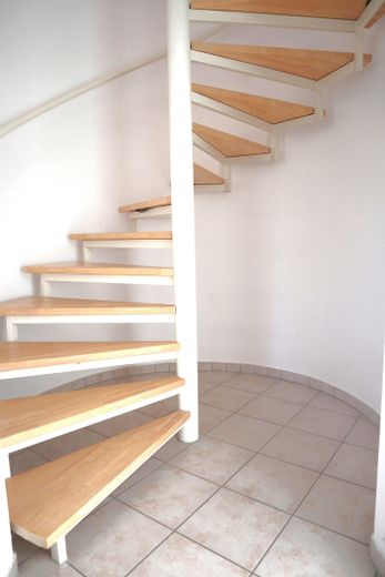 Familienfreundliche 4‑Zi‑Maisonette mit EBK & Balkon – Treppe ins OG