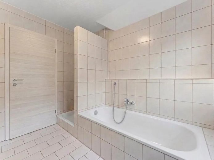 Renovierte 5-Zimmer-Dachgeschosswohnung mit Balkon, Garage und Effizienzklasse A+ – provisionsfrei – Tageslichtbad mit Wanne