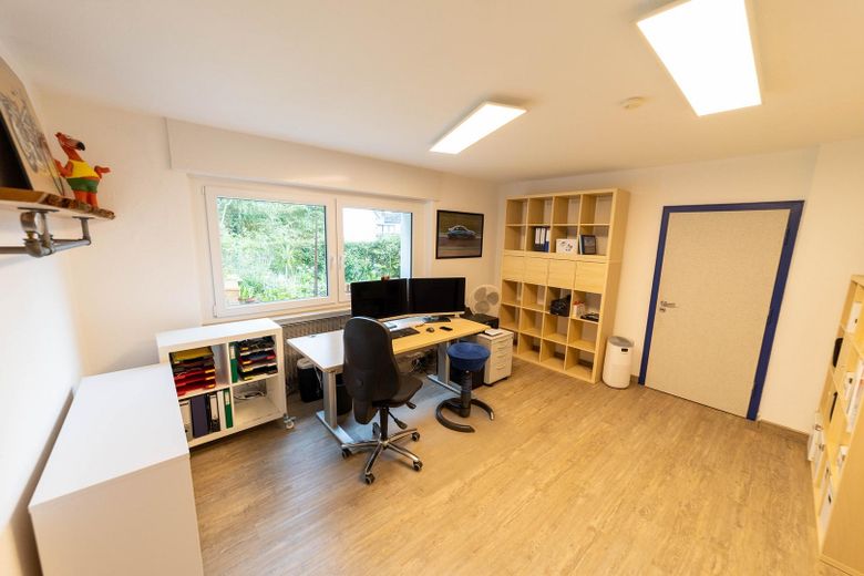 Im Grünen leben - mitten im Zentrum (maklerfrei)  - inkl. 85qm Einliegerwohnung – Büro / Wohnraum 1 Einlieger