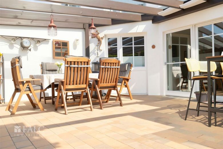 Zwei Wohnwelten unter einem Dach! Freistehendes Einfamilienhaus mit Einliegerwohnung – Terrasse - (KI generiert)