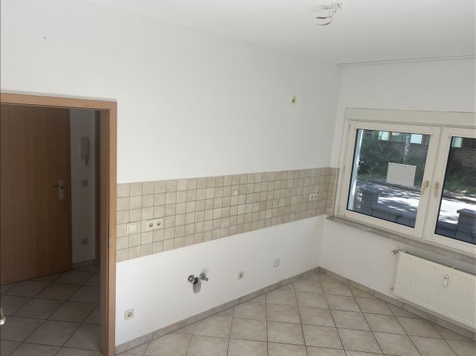 ZADBANY DOM WIELORODZINNY | 5 LOKALI MIESZKALNYCH | W CAŁOŚCI WYNAJĘTY | BONN-BAD GODESBERG | BEZ PROWIZJI – KÜCHE EG links