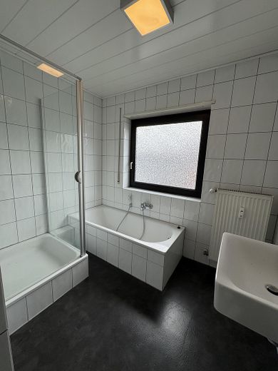 4ZKB - komfort w centralnej lokalizacji z przestronnym tarasem / loggią – Hauptbad