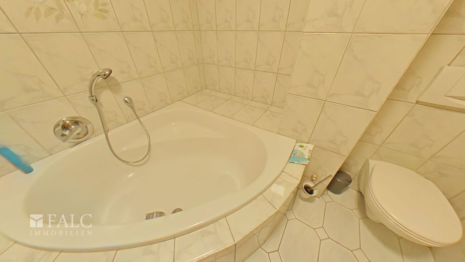 Vielseitiges Drei-Parteien-Haus mit großzügigen Freiflächen – EG links Badezimmer