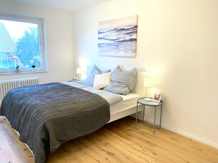 Wohnen auf Zeit: Kernsanierte 2,5-Zimmer-Wohnung mit Südwest-Balkon in Rahlstedt – Schlafzimmer Ansicht 1