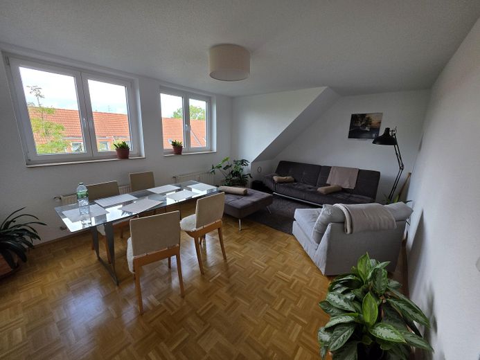 Nicht alltägliche 2,5 Raum Komfortwhg. großer Sonnenbalkon, Bad: Wanne + Dusche, Echtholzparkett – Wohnzimmer eingerichtet