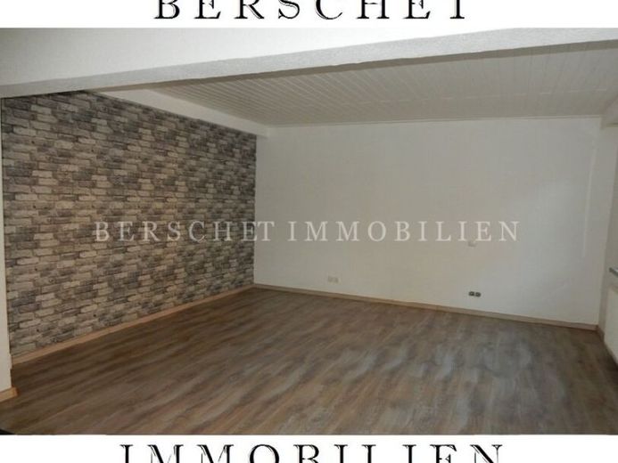 Single-family house with 2 garages and a small garden with a patio in Seligenstadt – Photo 1