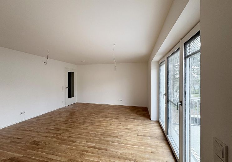 First occupancy after complete renovation: Spacious 3-room apartment with balcony in Munich-Trudering - Unit 5 – Wohnzimmer