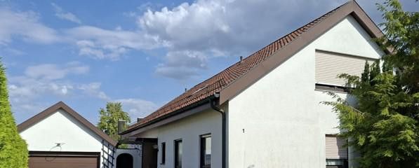 Sehr gepflegtes Zweifamilienwohnhaus in ruhige Wohnlage mit großem, sonnigem Gartengrundstück – Titelbild