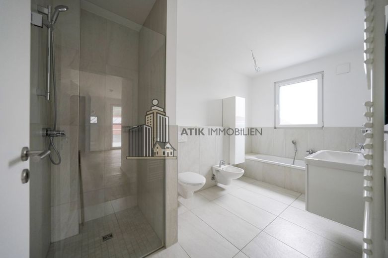 ATIK: Traumhaftes Penthouse - Wohnen mit Panoramablick auf die Starkenburg – Badezimmer