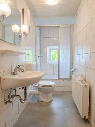 Modernisierte 4,5 Zimmer-KDB Wohnung (98qm) in ruhiger Lage von Essen-Dellwig (Gleisstr. 36) – Bad