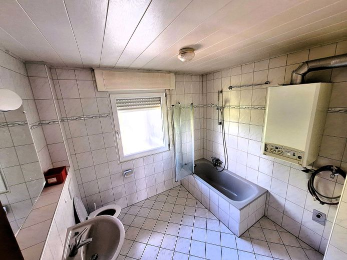 Maison plurifamiliale avec grand terrain dans un emplacement privilégié à Bad Kreuznach Süd – 7 Bad OG Wohnung
