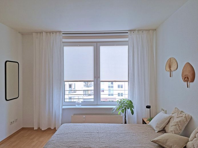 KURPARK-RESIDENZ Appartement en copropriété de 2 pièces, piscine/jacuzzi/sauna inclus dans les charges de copropriété, pompe à chaleur ! 1 place de parking en garage souterrain – Geräumiges Schlafzimmer
