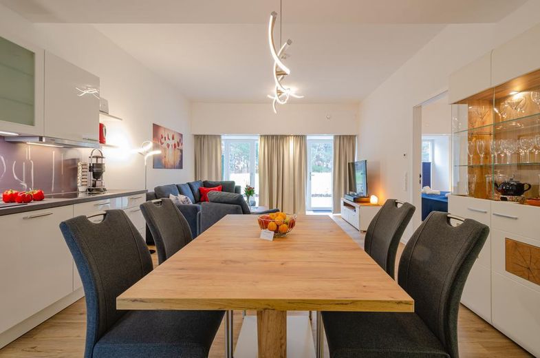 Modernisierte Ferienwohnung in Prora, 100 m zur Ostsee, zwei Terrassen -provisionsfrei- – Großer Esstisch zum Ausziehen