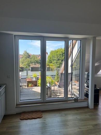 Luminoso y modernizado piso de 2 habitaciones en la última planta con terraza en la azotea en Hannover – List – Foto 2