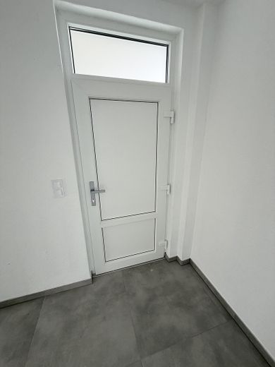 Top Kernsanierte 3-Zi.-Wohnung | Erstbezug | Aufzug | Garage – Eingangstür Wohnung