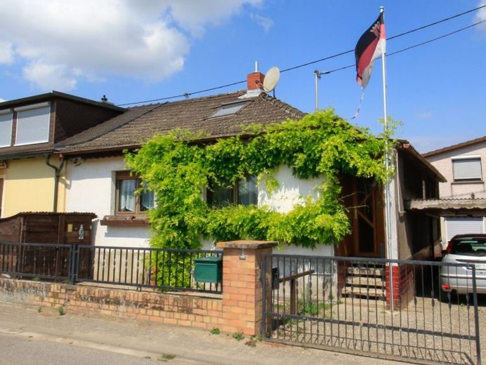 Rare edge-of-field location: small house with potential for your living ideas – Photo 1