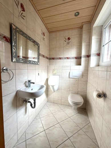 225 qm Familienglück auf 2 Ebenen + Toller Garten, Sauna & Kamin – Gäste WC