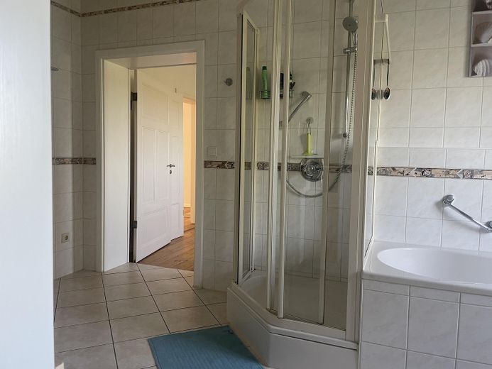 Charmante propriété avec cour et grand terrain – Photo 11