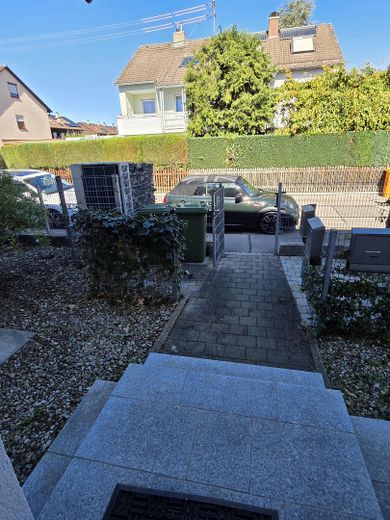 Augsburg-Inningen Bhf-nah 4 Zi  ETW 90m2 Süd-Loggia, Garten zustzl 18m2 UG Abst/WaKü – Vorgarten