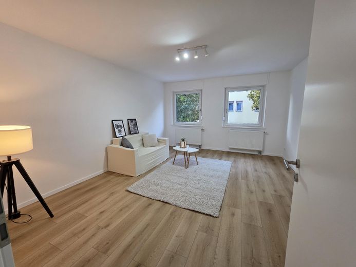 Frisch kernsanierte 3-Zimmer-Wohnung in Nürnberg | 67 m² | Garage im Innenhof – Wohnzimmer