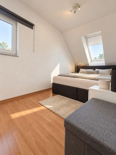 Bellissimo appartamento mansardato di 3 locali con balcone esposto a sud nella Südstadt – Cercasi subentrante dal 01.12. – Schlafzimmer