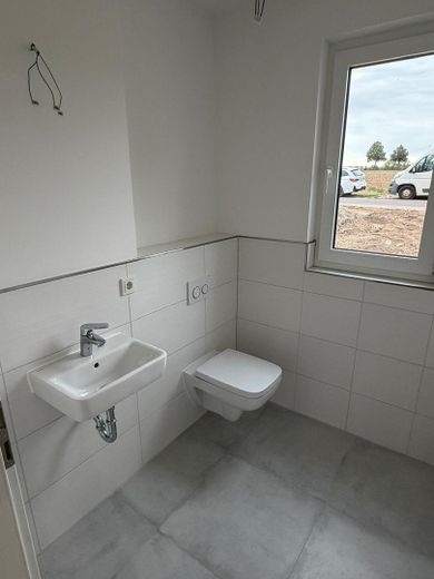 2026’da ilk kez oturuma hazır: Magdeburg’un güneyinde ikiz evin yarısı – bahçe, şömine, ısı pompası, 150 m², A+ – Gäste-WC