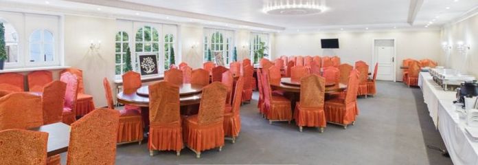 Wohn-und Geschäftshaus zu verkaufen. Der Gastrobereich ist komplett eingerichtet. Mit Bauplatz.