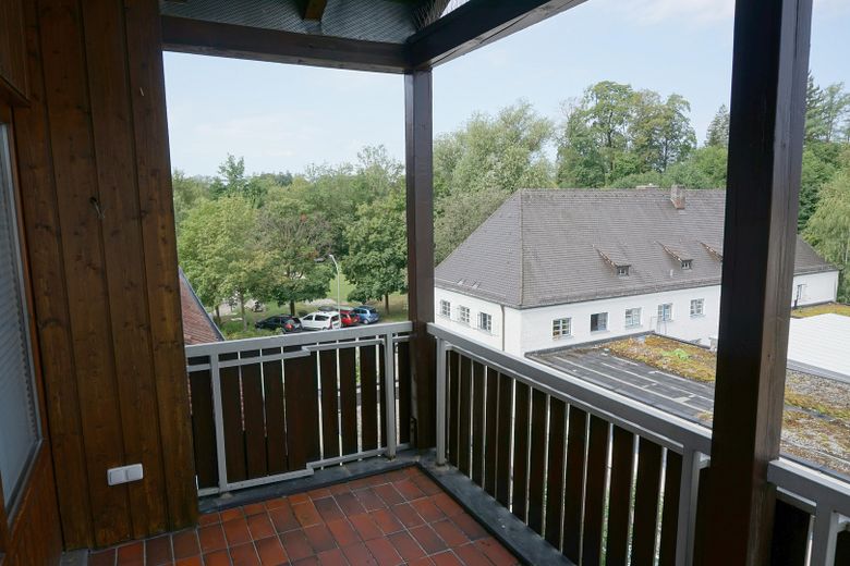 hell und geräumig: renovierte 2 Zimmer DG-Wohnung auf 69m² mit großem Gaubenbalkon ohne Provision – Balkon