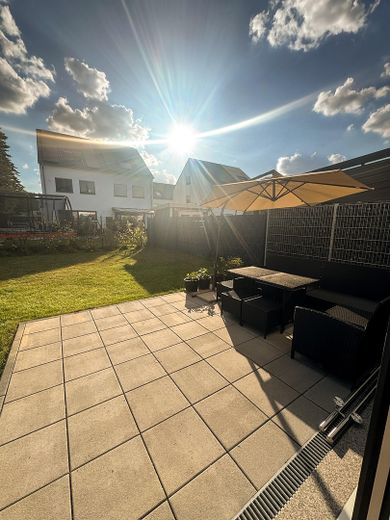 Año de construcción 2025: casa pareada en Geisecke – Terrasse