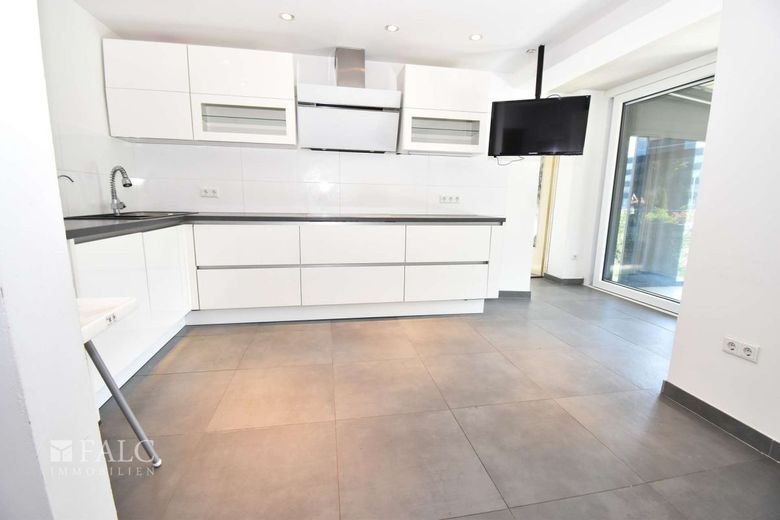Reserviert! Modernisiertes Dreifamilienhaus mit großem Grundstück und Wintergarten – Küche EG