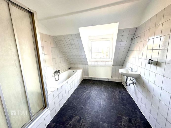 Historisches Ambiente: Großzügige DG-Wohnung! – Badezimmer