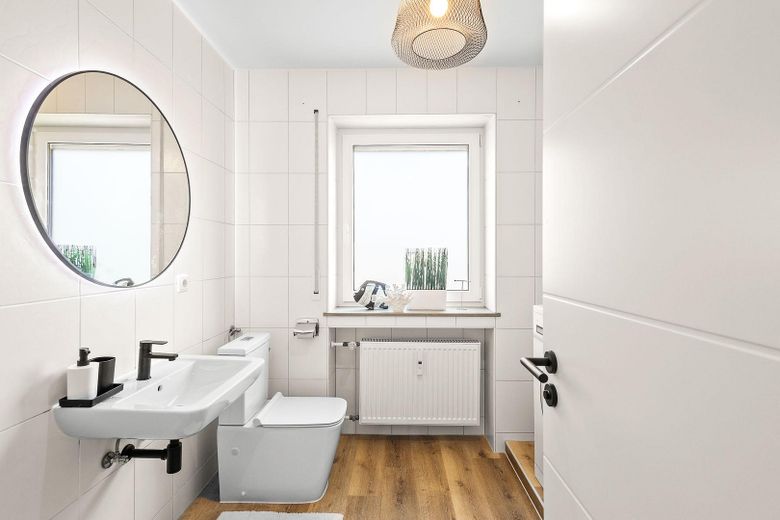 Sofort einziehen! Helle, moderne und lichtdurchflutete 4,5-Zi. Wohnung in guter Lage in Straubing! – Badezimmer