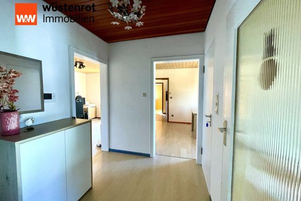 ZWEIFAMILIENHAUS MIT FLEXIBLER NUTZUNG: 2 Etagen mit 6 Zimmer, KFZ-Stellplätze, sehr ruhige Lage*