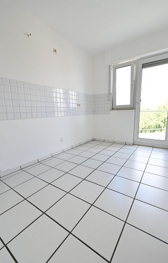 3-Zimmer-Penthouse mit Dachterrasse und Wintergarten in Köln-Wahn – Küche mit Balkonzugang