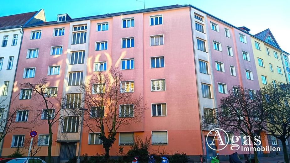 vermietete 2-Zimmer-Eigentumswohnung mit Sonnen-Balkon zum Hof Nähe Volkspark Wilmersdorf – Hausansicht