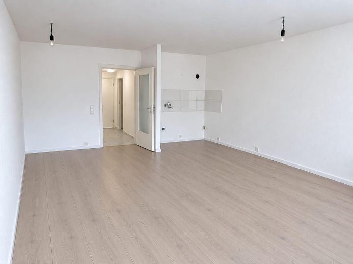 Modernes Wohnen | hell, barrierearm & mit großzügigem Balkon – Wohnzimmer | Küchenbereich
