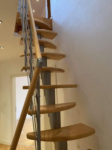 Moritzberg: 4,5-Zimmer-Maisonette-Wohnung mit Balkon und Garten – Treppe ins DG