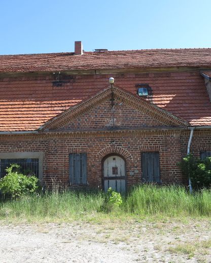 eines der letzten, erhaltenen SCHEUNENGUTSHÄUSER (mit 4-6 ha. Naturgrundstück) – Mittelrisalit: ehem. Dorfladen
