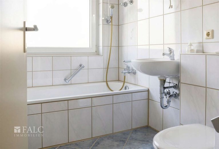 Sofort bezugsfreie 2-Zimmer-Wohnung mit Balkon und Aufzug in Aldingen – Bad