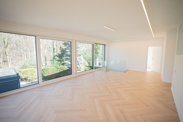 Freistehendes Designhaus am Wald | hochwertig modernisiert , einzugsbereit | 7 Stellplätze – OG_Schlafzimmer_bei_Tag