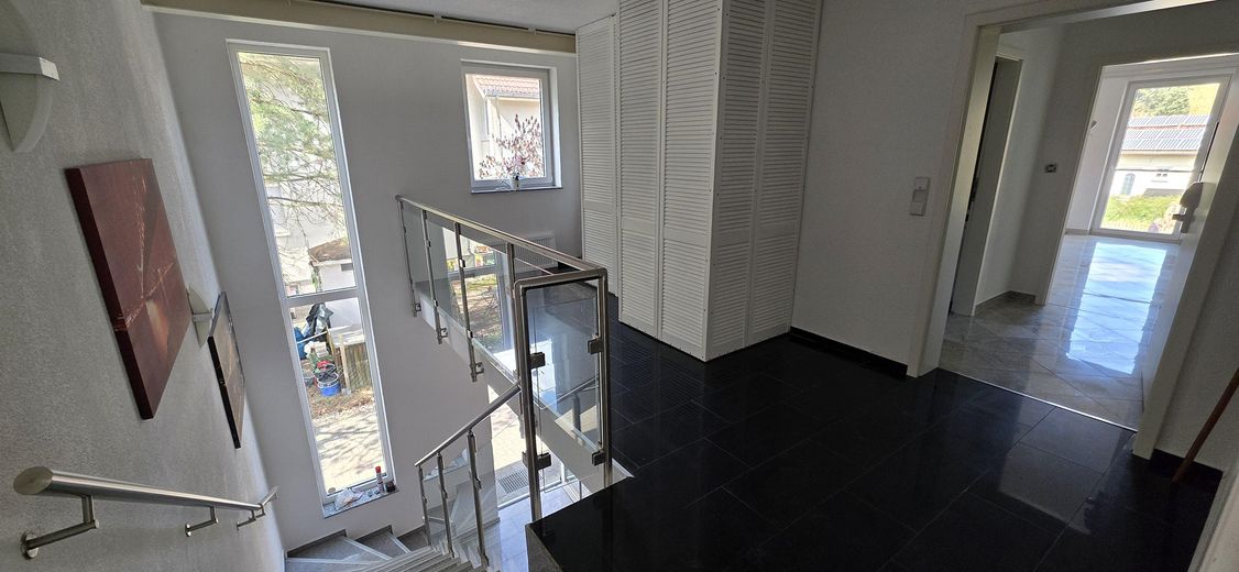 Casa residenziale e commerciale rappresentativa, non affittata, su terreno di 948 m² – OG Aufgang