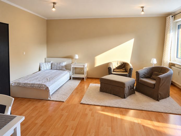 Helles 1-Zimmer-Apartment mit Südbalkon, Einbauküche und Stellplatz in Nürnberg-Laufamholz – Wohnen 2