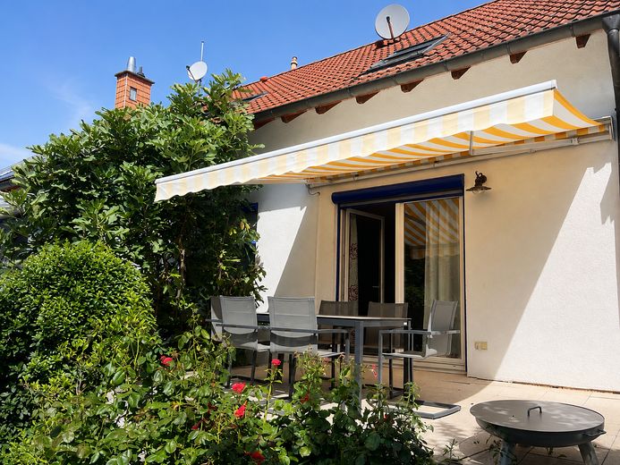Helle, familienfreundliche Doppelhaushälfte in Südlage mit Garten und Terrasse – Terrasse mit Eingang Wohnzimme