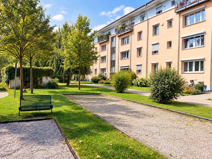 Modernisierte 3-Zimmer-Wohnung mit großem Westbalkon ins Grüne und TG – provisionsfrei – Hausansicht vorne